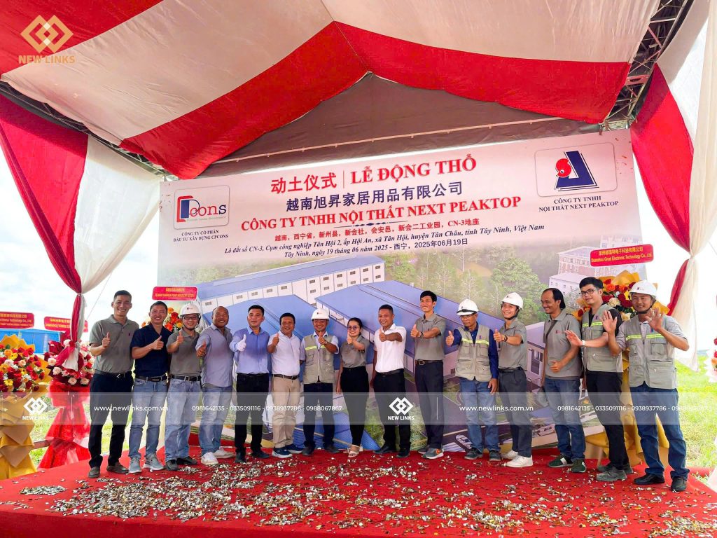 Chụp ảnh kỷ niệm tại lễ động thổ