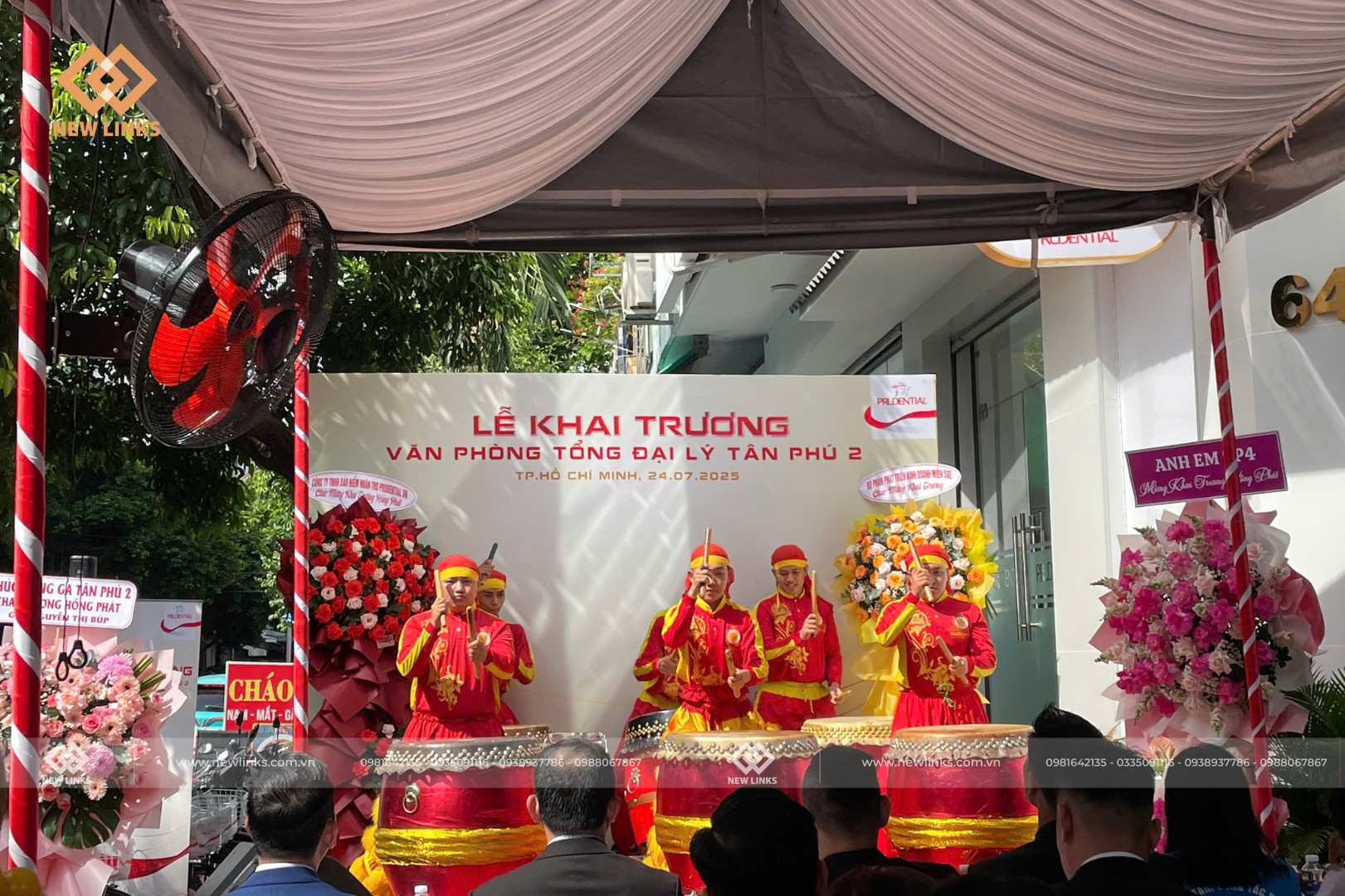 Múa trống chào mừng lễ khai trương