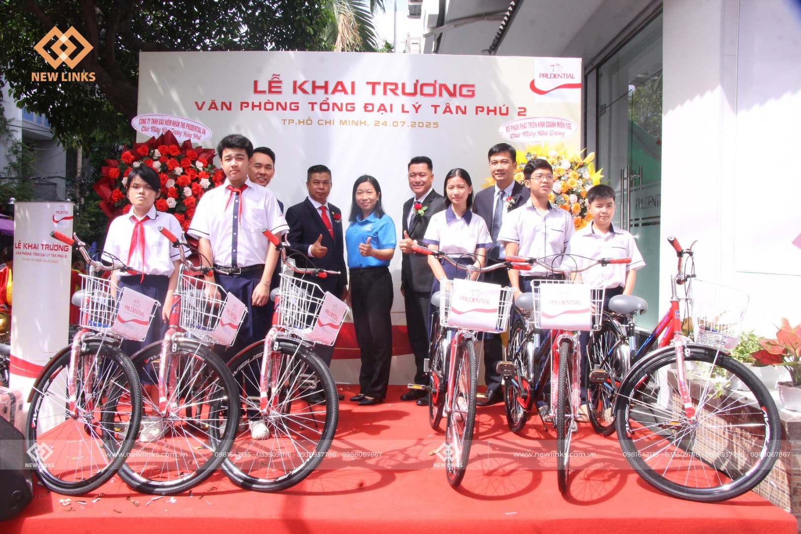 Trao tặng xe đạp cho học sinh