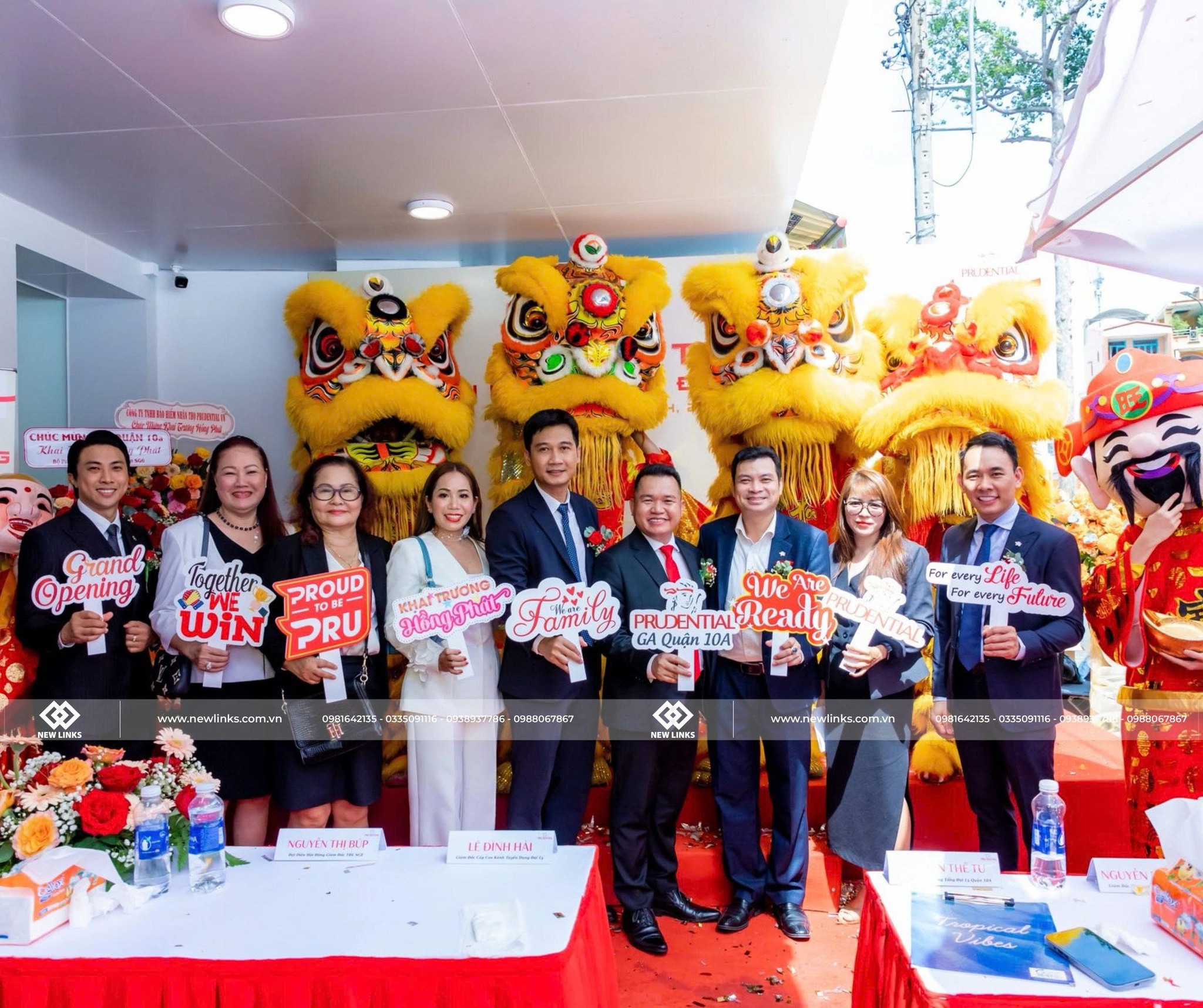 Chụp hình kỷ niệm Lễ khai trương