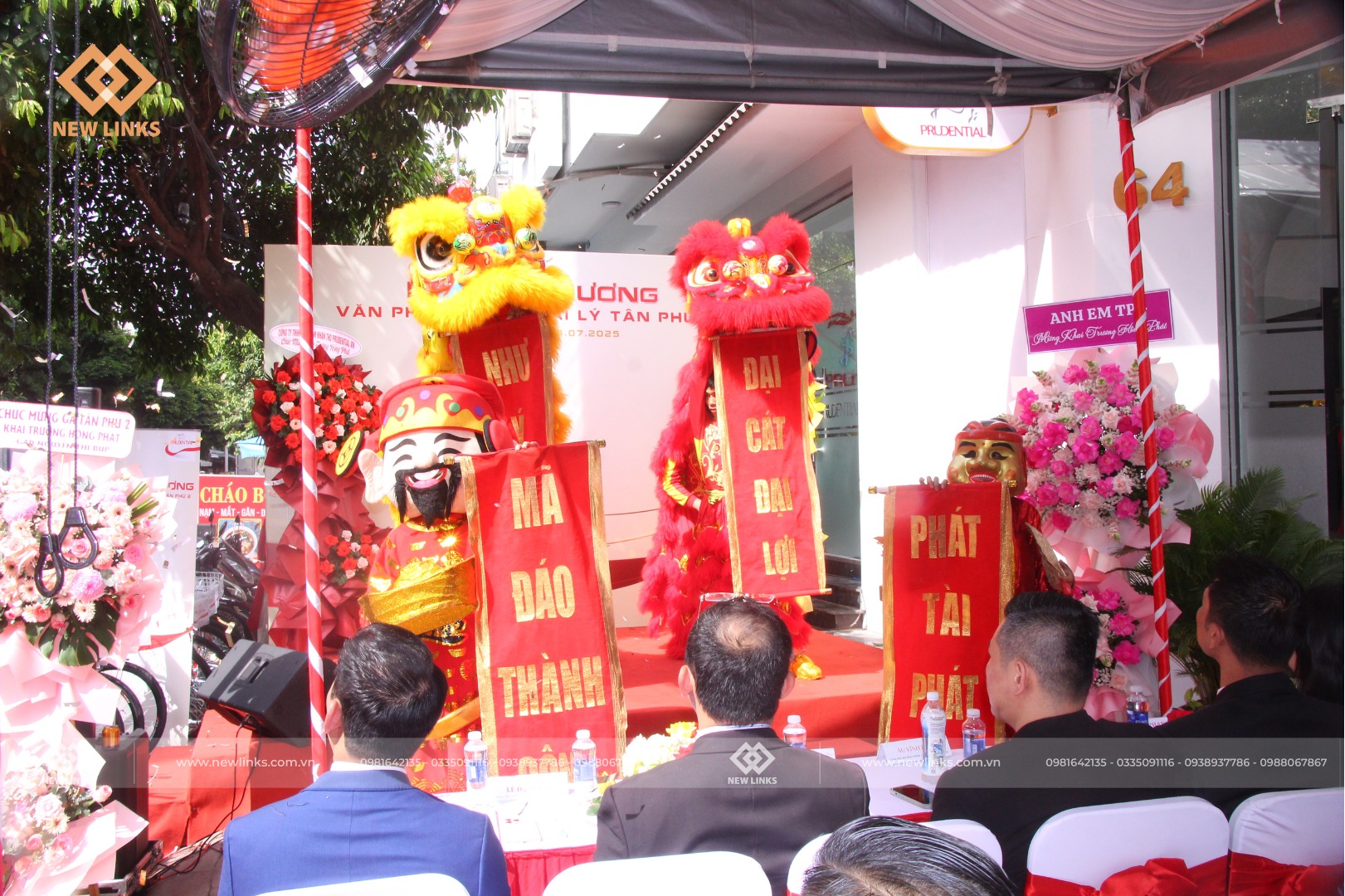 Múa lân chúc mừng tại lễ khai trương