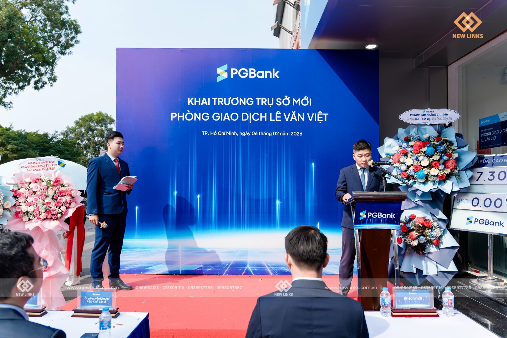 Lãnh đạo ngân hàng phát biểu khai trương