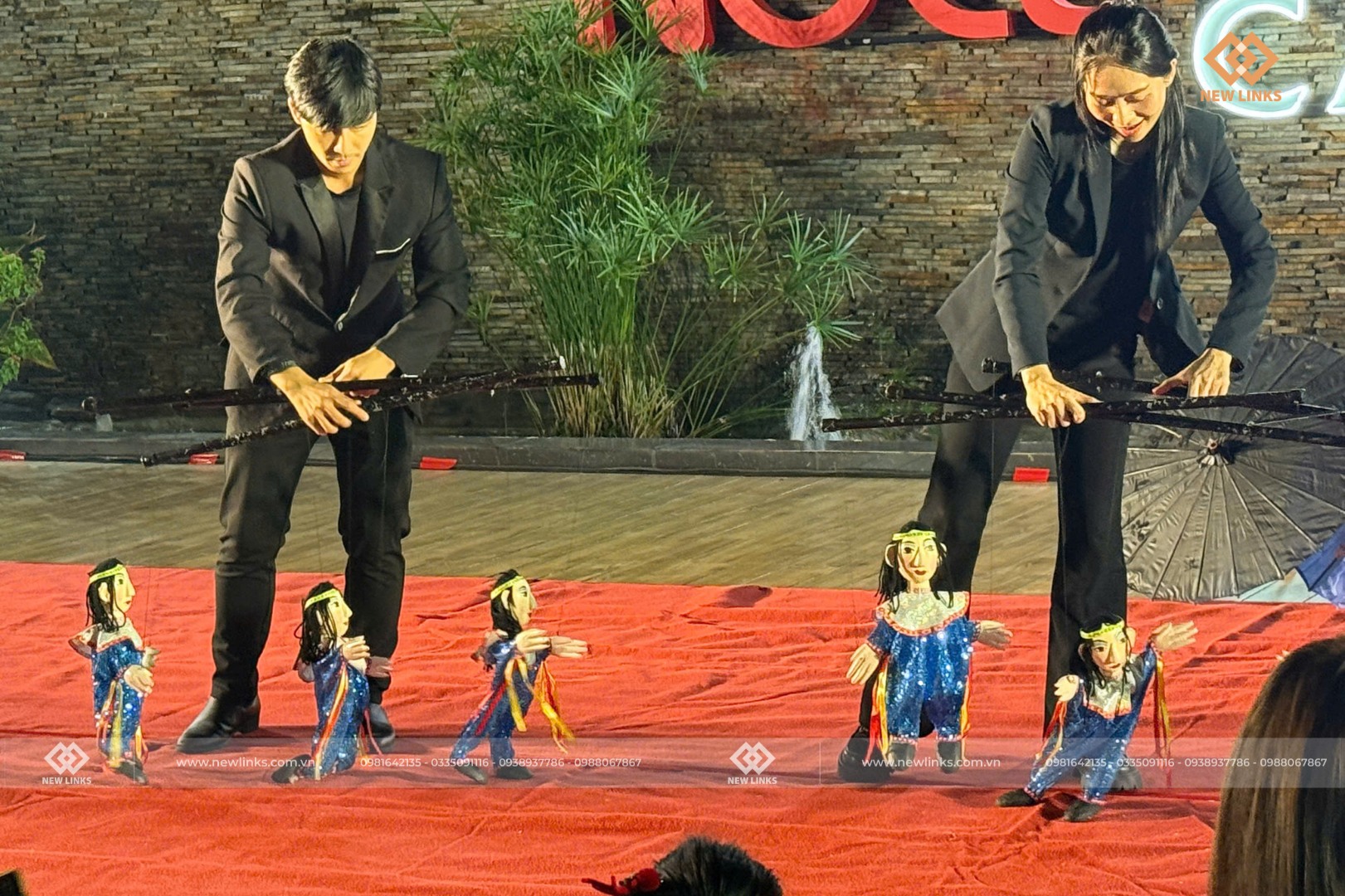 Nghệ nhân biểu diễn múa rối