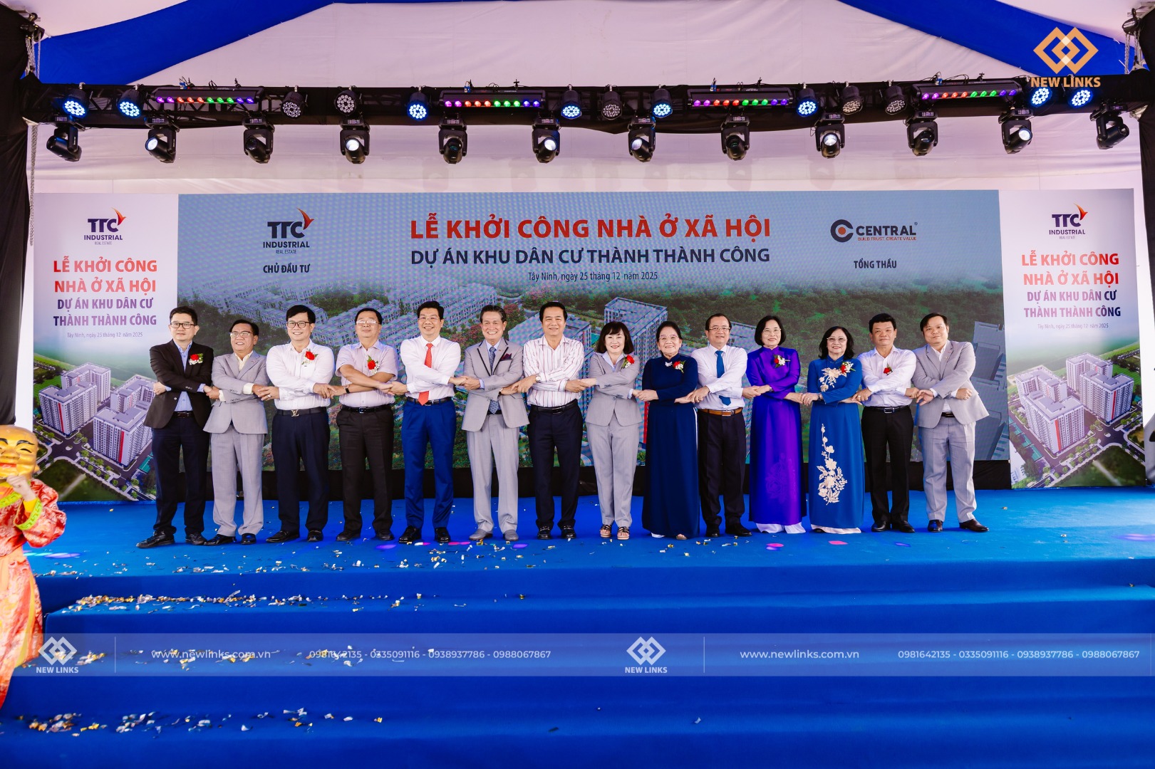 Chụp ảnh kỷ niệm tại Lễ Khởi Công