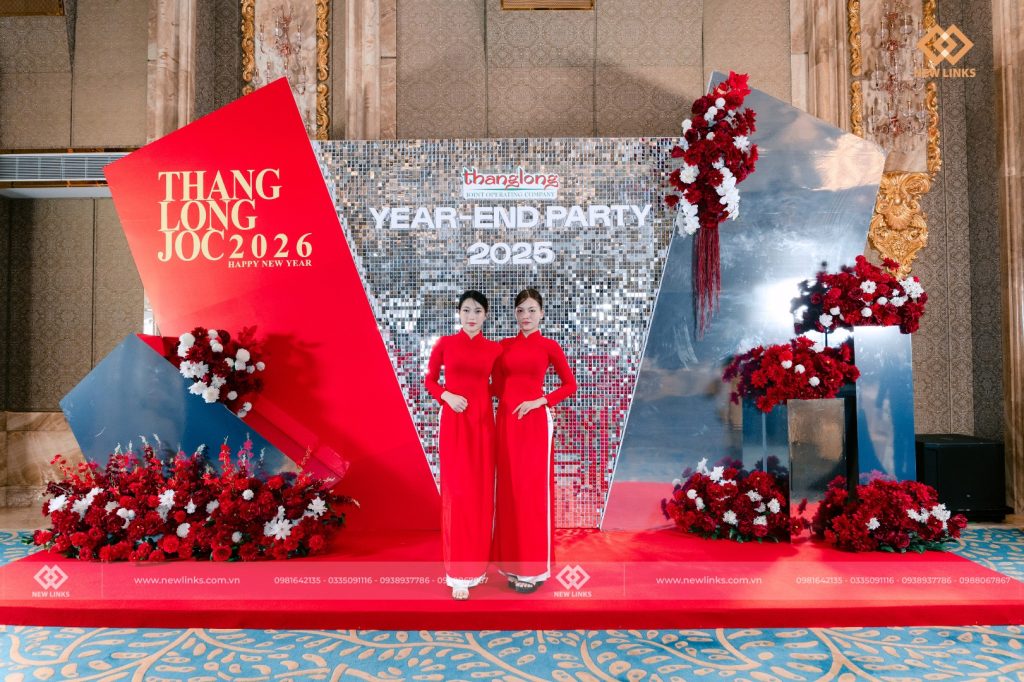 Lễ tân check in cùng backdrop