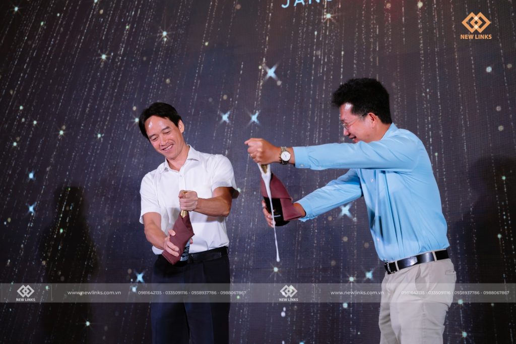 Khui rượu sâm panh chúc mừng YEP