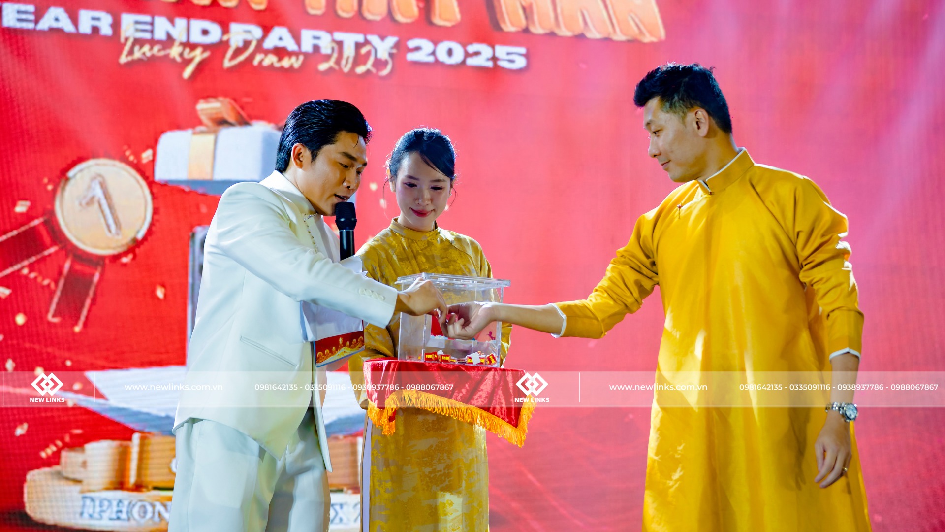 Lãnh đạo Ecco bốc thăm trúng thưởng