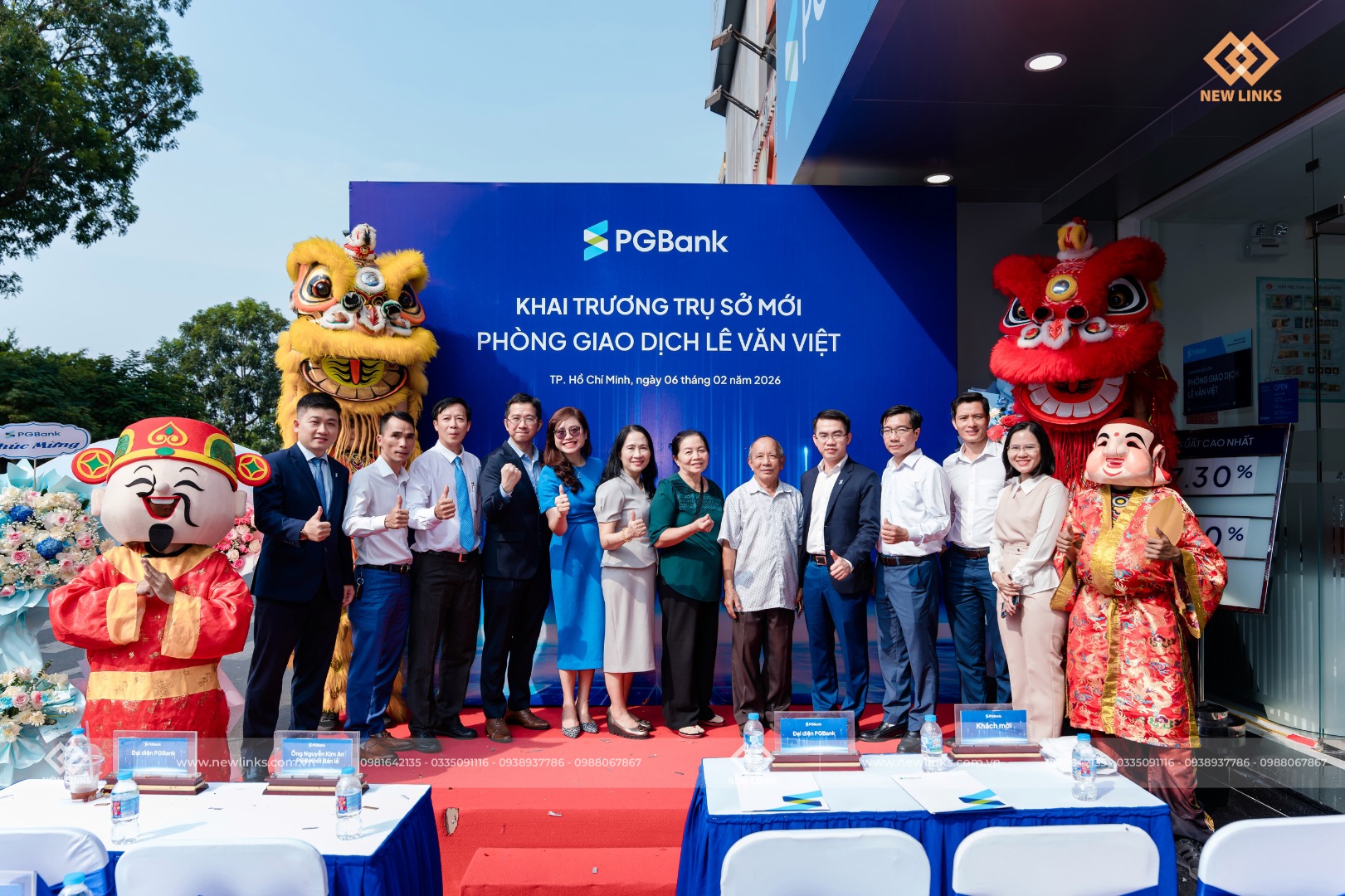 Chụp hình cùng khách mời