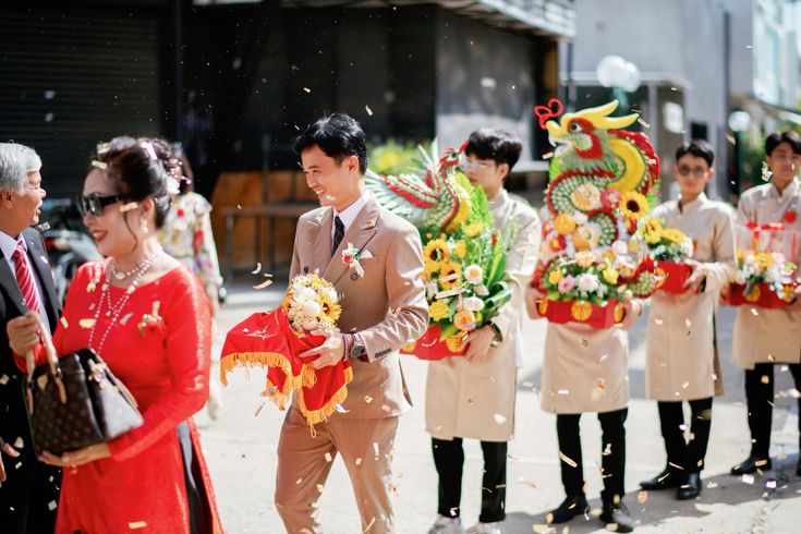 Đội hình bê tráp cưới