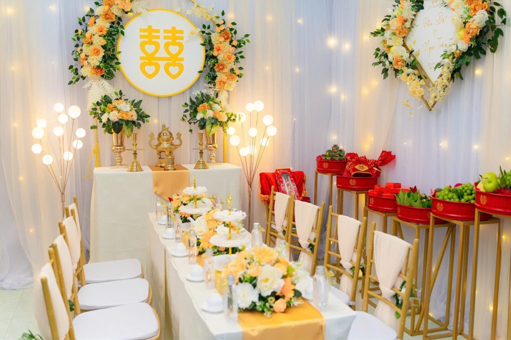 Trang trí gia tiên tone vàng