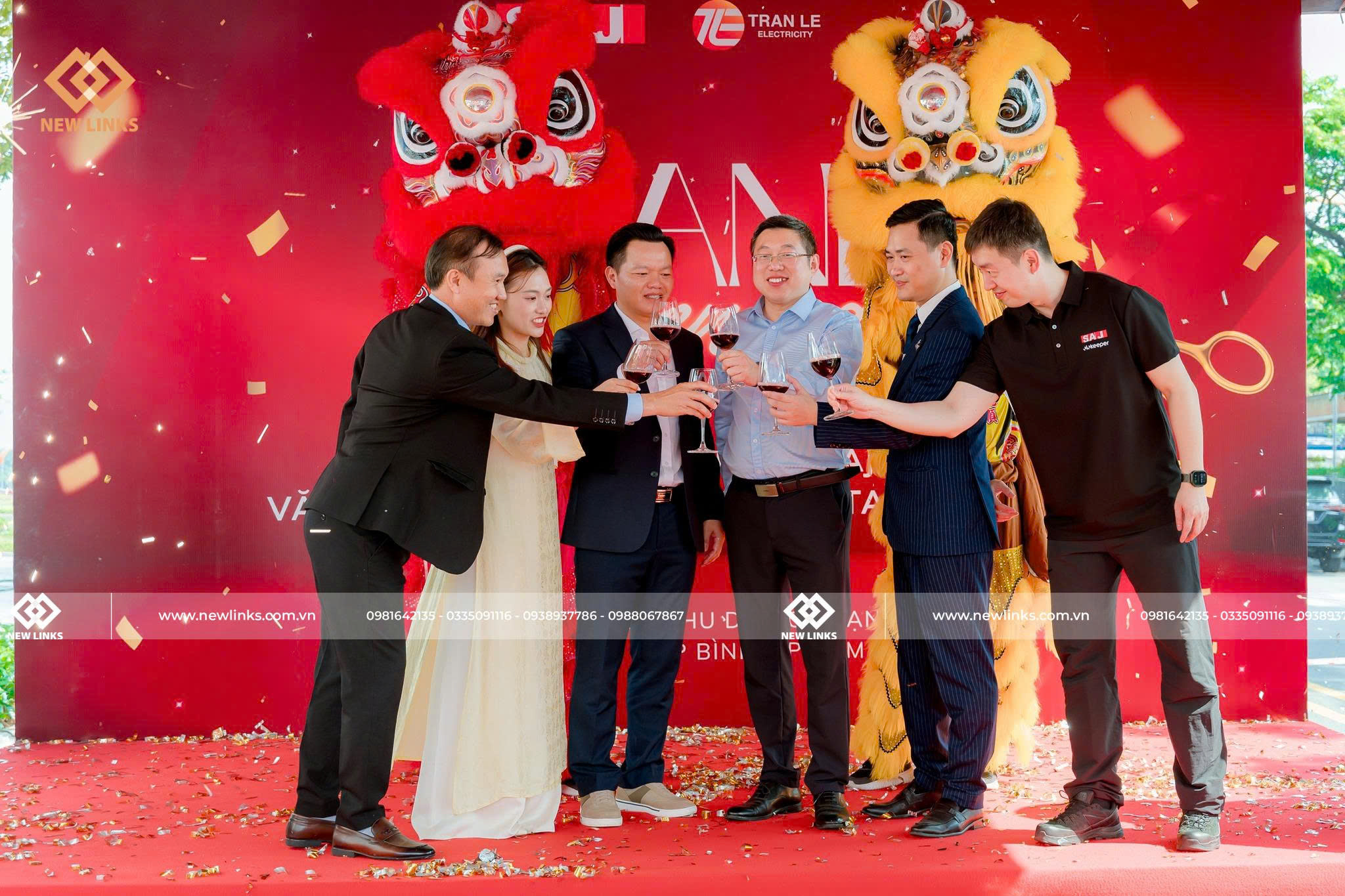 Nâng ly chúc mừng Lễ khai trương