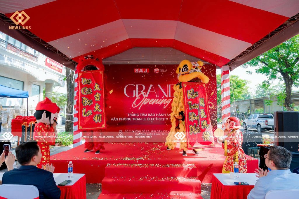 Múa lân chúc mừng lễ khai trương