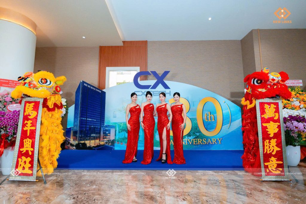 PG sự kiện check in cùng backdrop